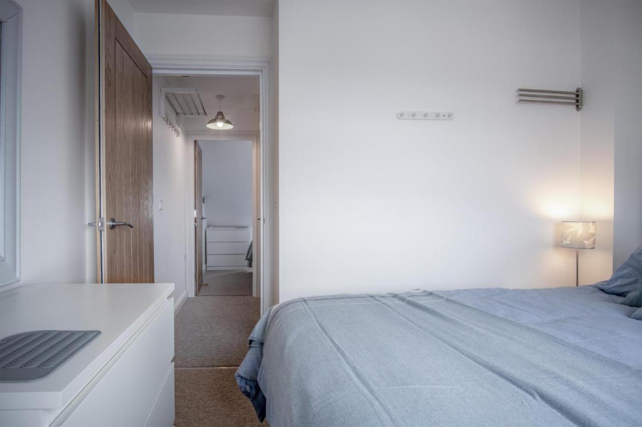 Ramsey Apartment - 2 Bedroom Apartment - Tenby Exterior photo